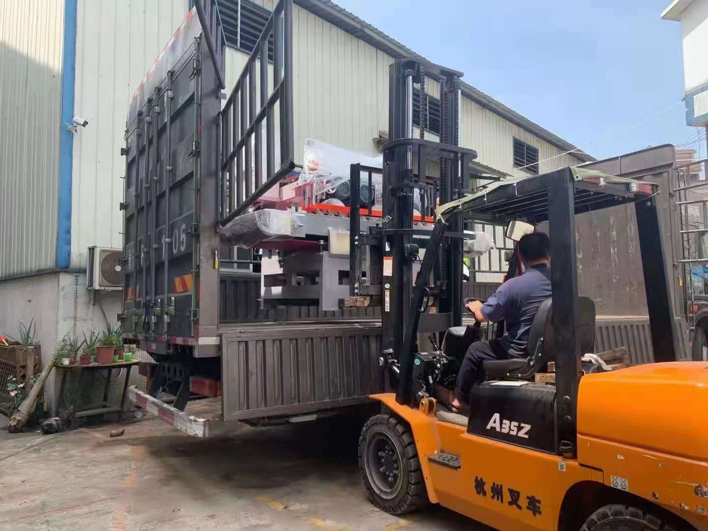 1200型數(shù)控三刀切割機(jī)