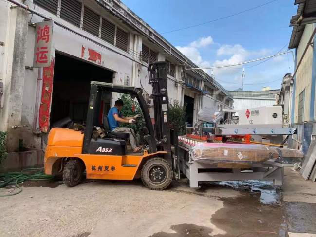 2.4米新款數(shù)控三刀切割機