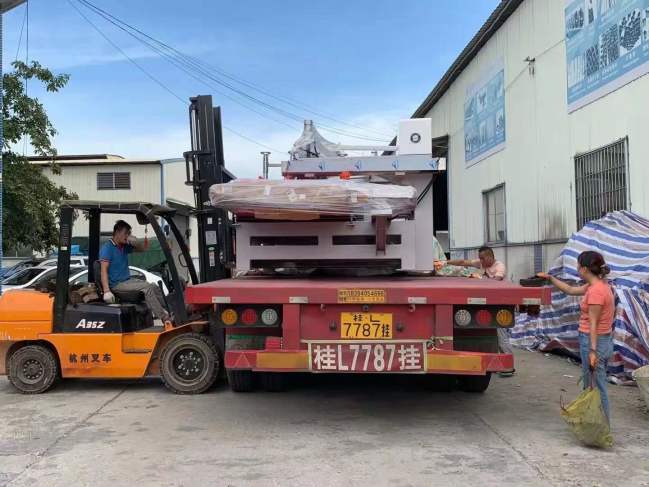 2.4米新款數(shù)控三刀切割機